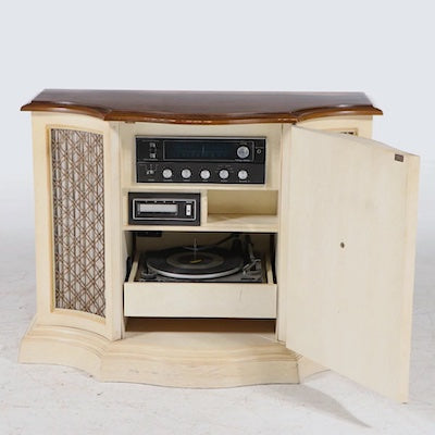 Vintage 1970s Magnavox AM/FM Stereo and Turntable  Console