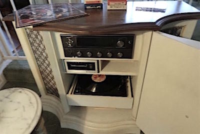 Vintage 1970s Magnavox AM/FM Stereo and Turntable  Console